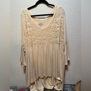 Beautiful ivory bell sleeve Torrid top NWT size 5.